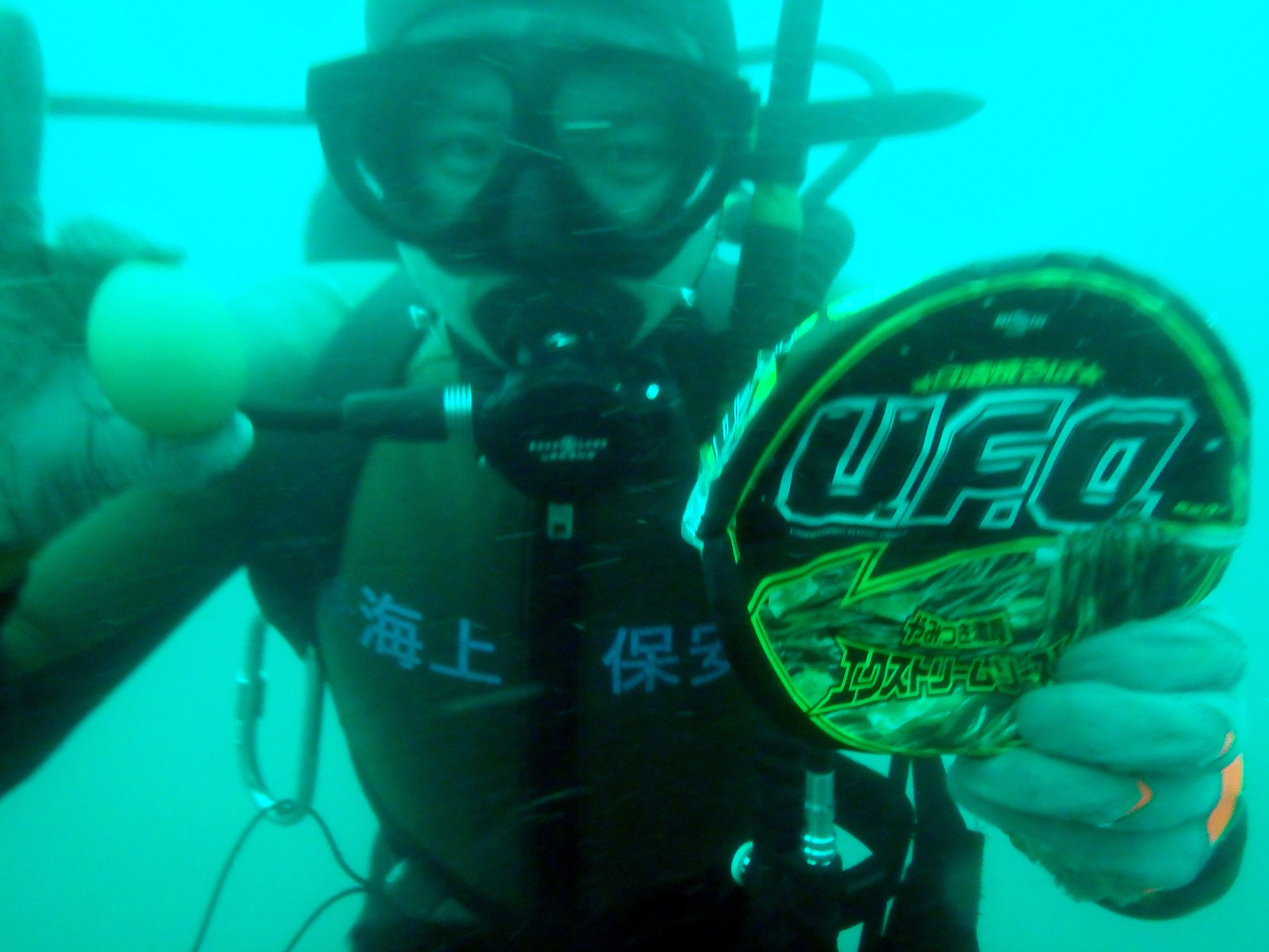 水中38メートルカップラーメンを持つ潜水士